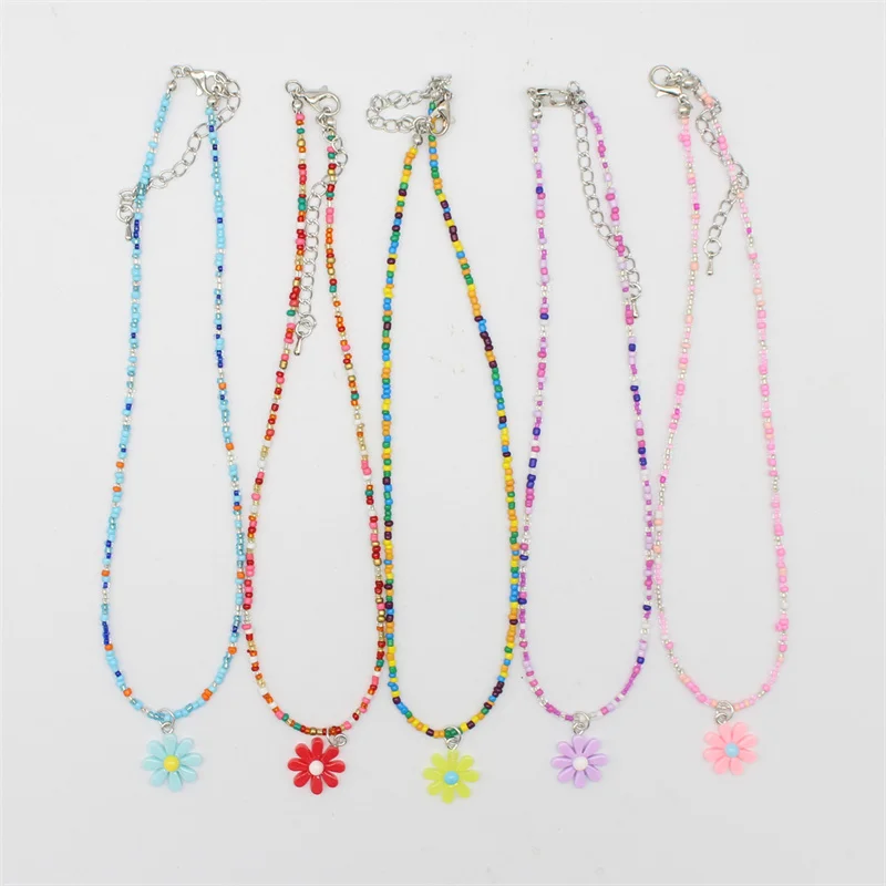 Цветочное кулонное ожерелье для женщин "Богемная маргаритка" с яркими бусинами на цепочке, обрамленное украшение в виде воротника для праздничных случаев. Женский аксессуар для отпуска.