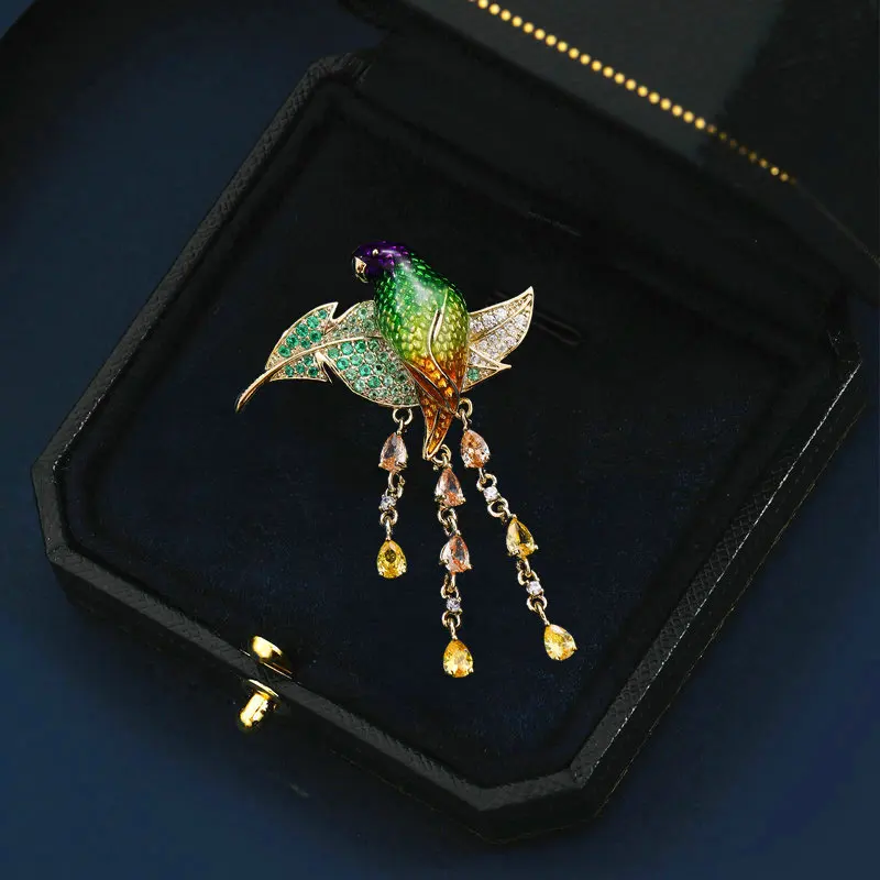 

Woman Elegant Design Enamel Parrot Brooch Exquisite Crystal Pendant Bird Corsage Pin Autumn and Winter Dress Suit Accessories