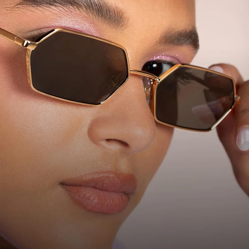 Металлические многоугольные солнцезащитные очки в маленькой оправе женские