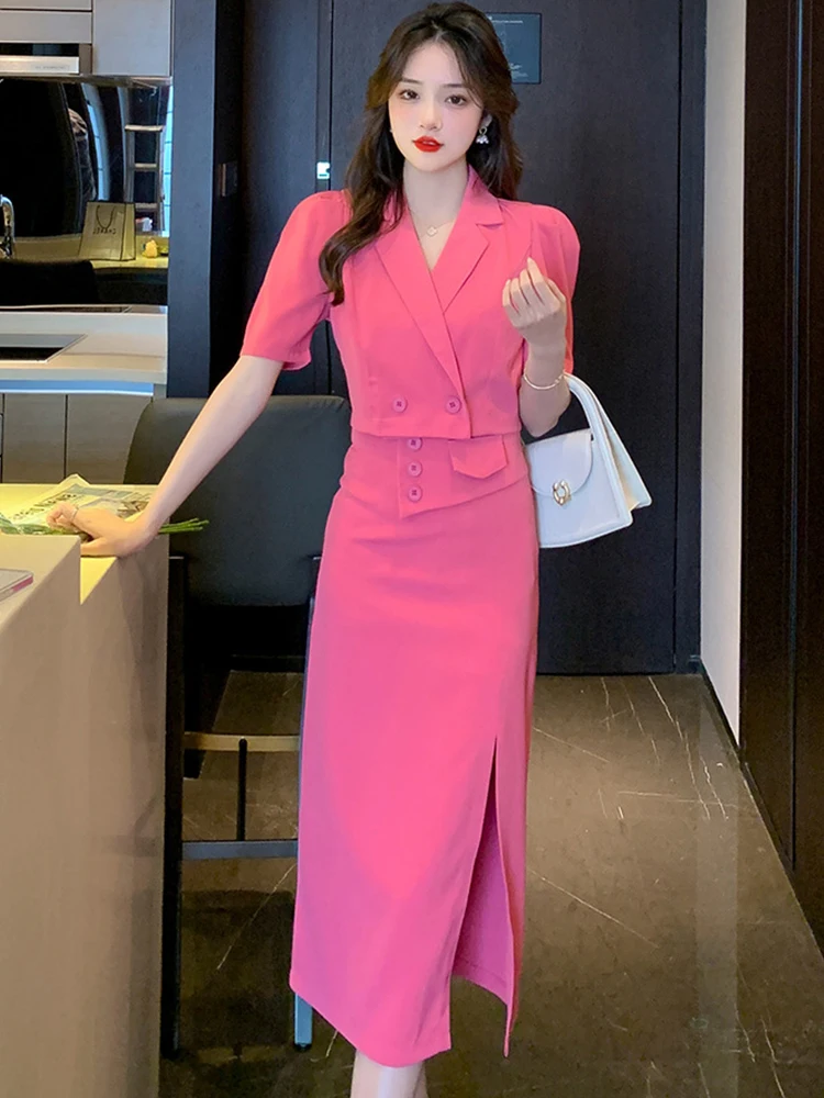 

Костюм женский летний из блейзера и юбки средней длины с разрезом