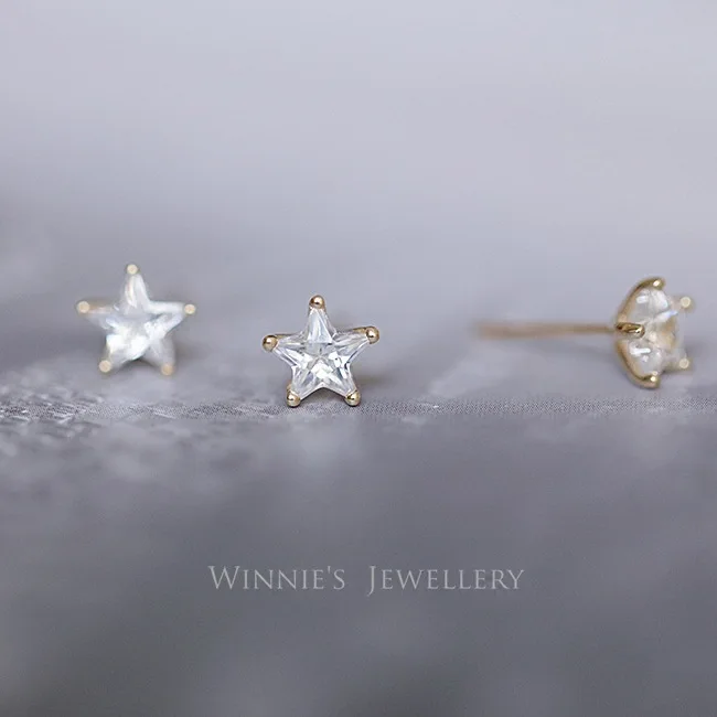 Женские серьги-гвоздики из серебра 925 пробы с фианитом