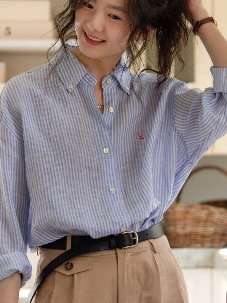 Льняная полосатая рубашка в ленивом стиле с вышивкой смайлика и длинными