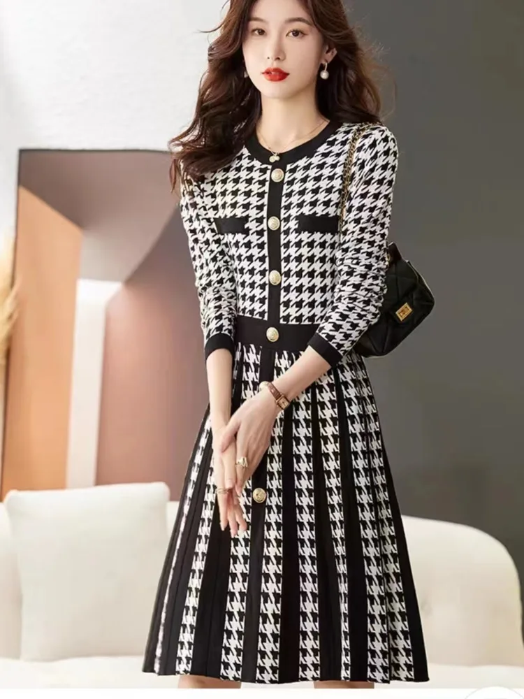 

Женское трикотажное платье-свитер с длинным рукавом и пуговицами