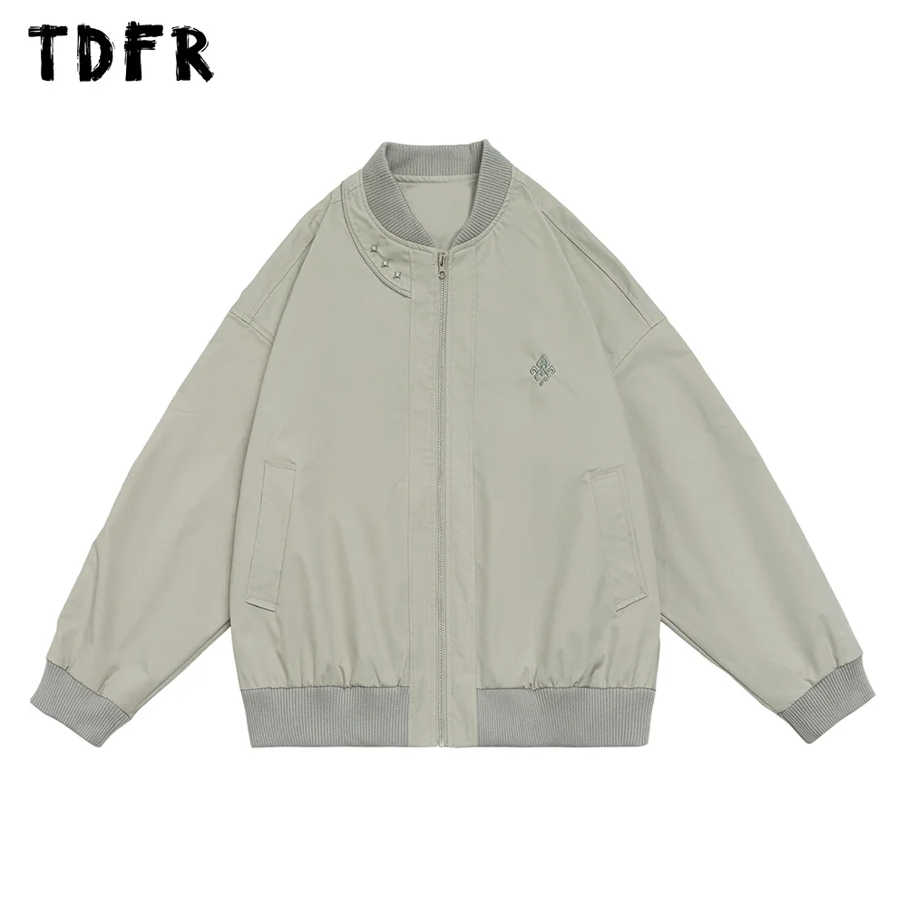 

Мужская осенняя куртка на молнии с воротником-стойкой и длинными рукавами