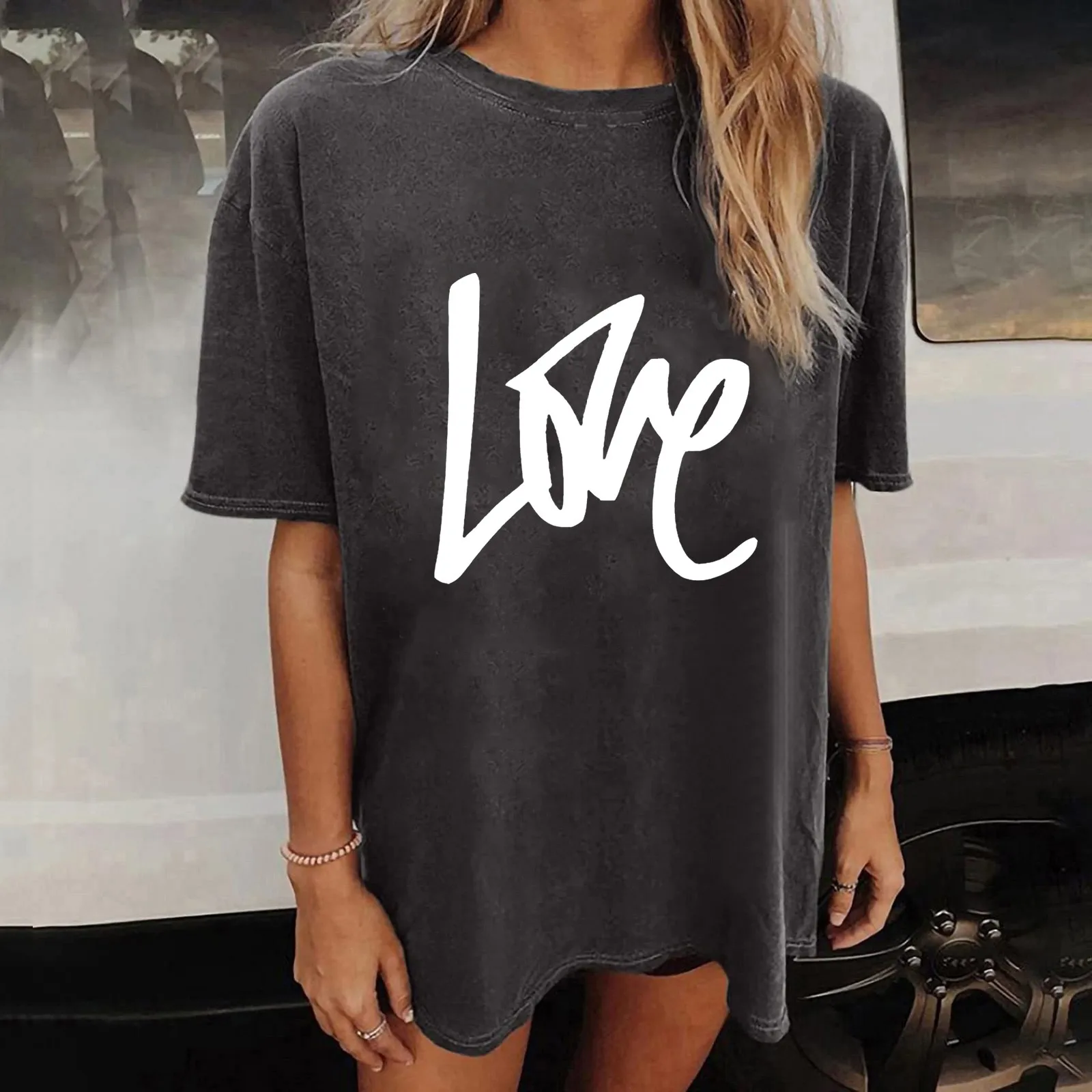

Женская футболка с забавным принтом надписи Love, летняя серая свободная футболка большого размера с спущенными плечами, винтажные футболки ...