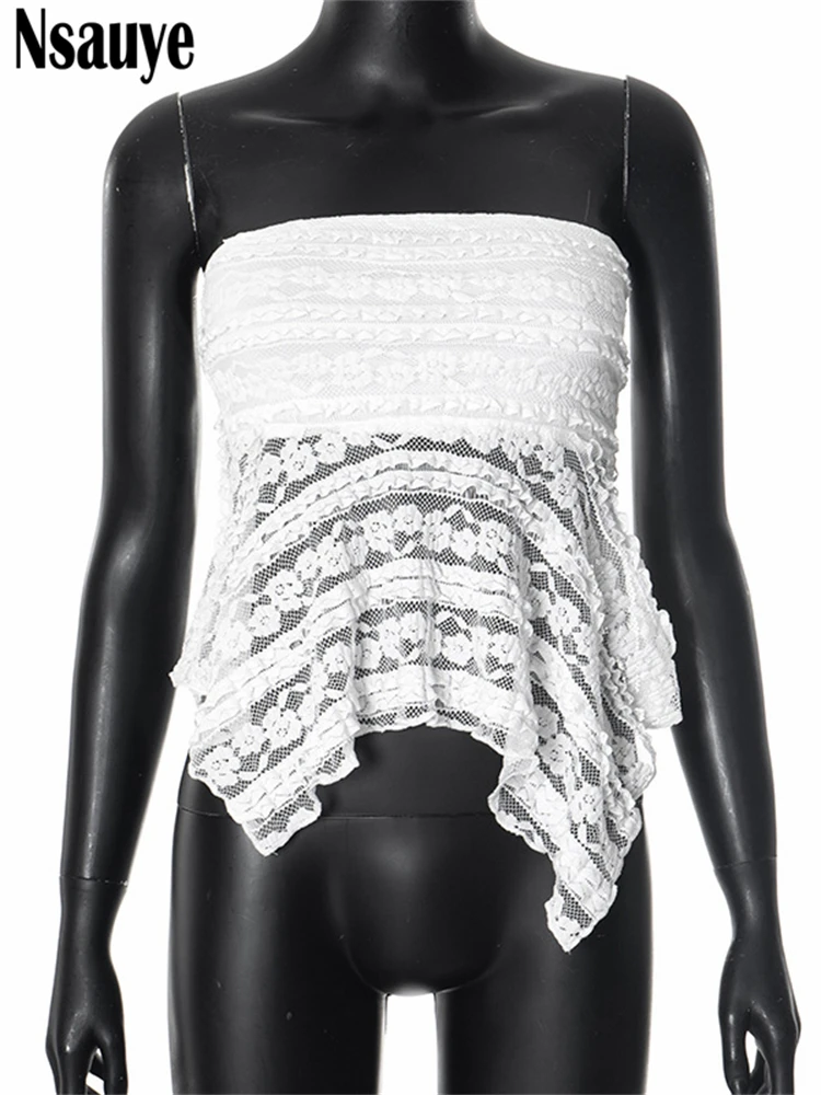 Кружевной укороченный топ без бретелек с открытыми плечами