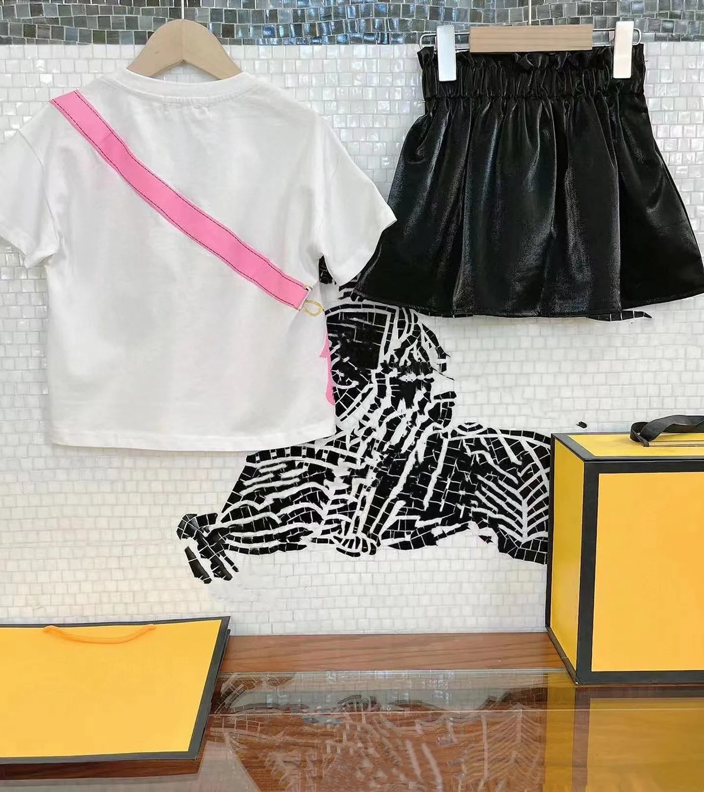 

2022 Summer high quality fashion brand white cotton splicing color T-shirt + black elastic waist skirt two-piece girls' set