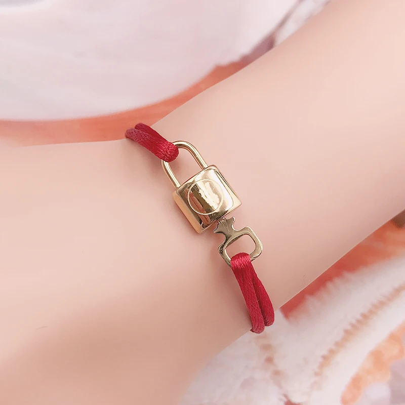 

Fateama Simple Stainless Steel Round Stick Shell Women's Bracelet A classic trendy accessory with a sliding stone in the middle