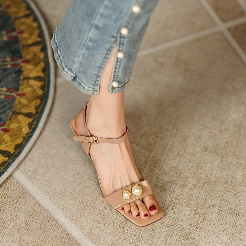 

Женские босоножки из воловьей кожи, на тонком каблуке, с жемчугом