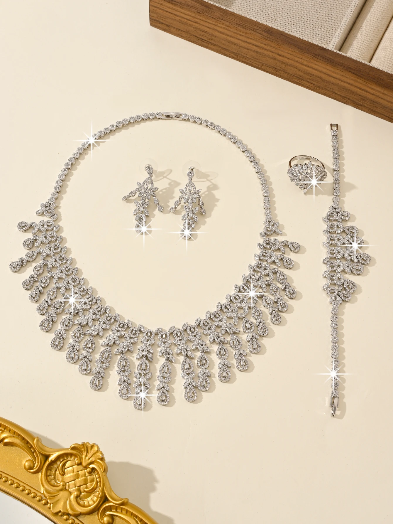 Большой свадебный комплект с платиновым покрытием и кисточками в виде листьев