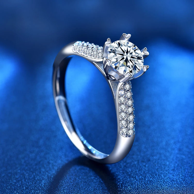 

Кольца из серебра 925 пробы с мусанитом, в форме сердца