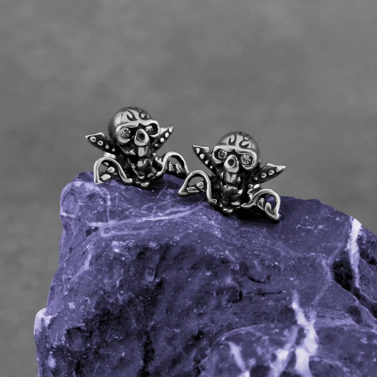 

Punk Cape Skull Stud Earrings For Men and Women Hip Hop Fashion Stainless Steel Earrings Vintage Gothic Daily Jewelry Wholesale