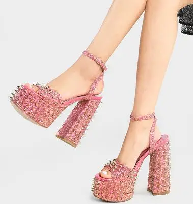 

Блестящие блестящие золотые металлические заклепки на массивном каблуке, босоножки розового, серебристого, черного цветов, на высокой платформе, с заклепками, Классическая обувь на блочном каблуке