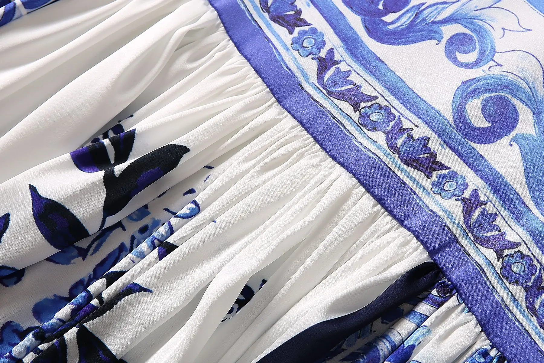 Шифоновое платье-макси с расклешенным рукавом принтом