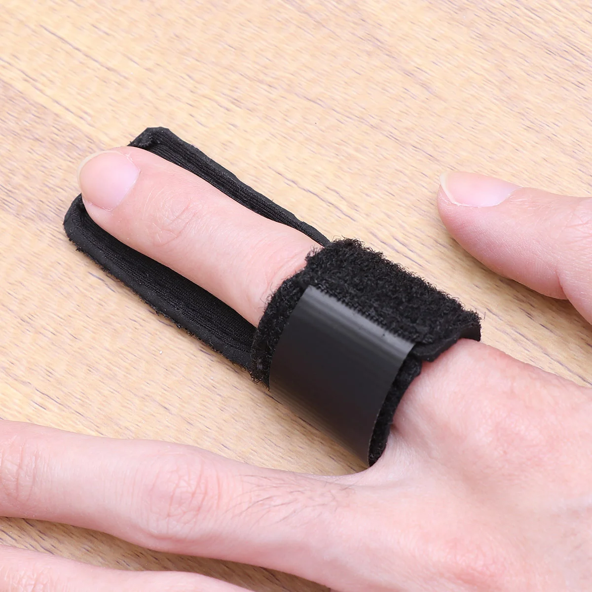 

1pc Finger Support Brace Splint Adjustable Finger Fracture Splint Protector for Kids Adults (Black)