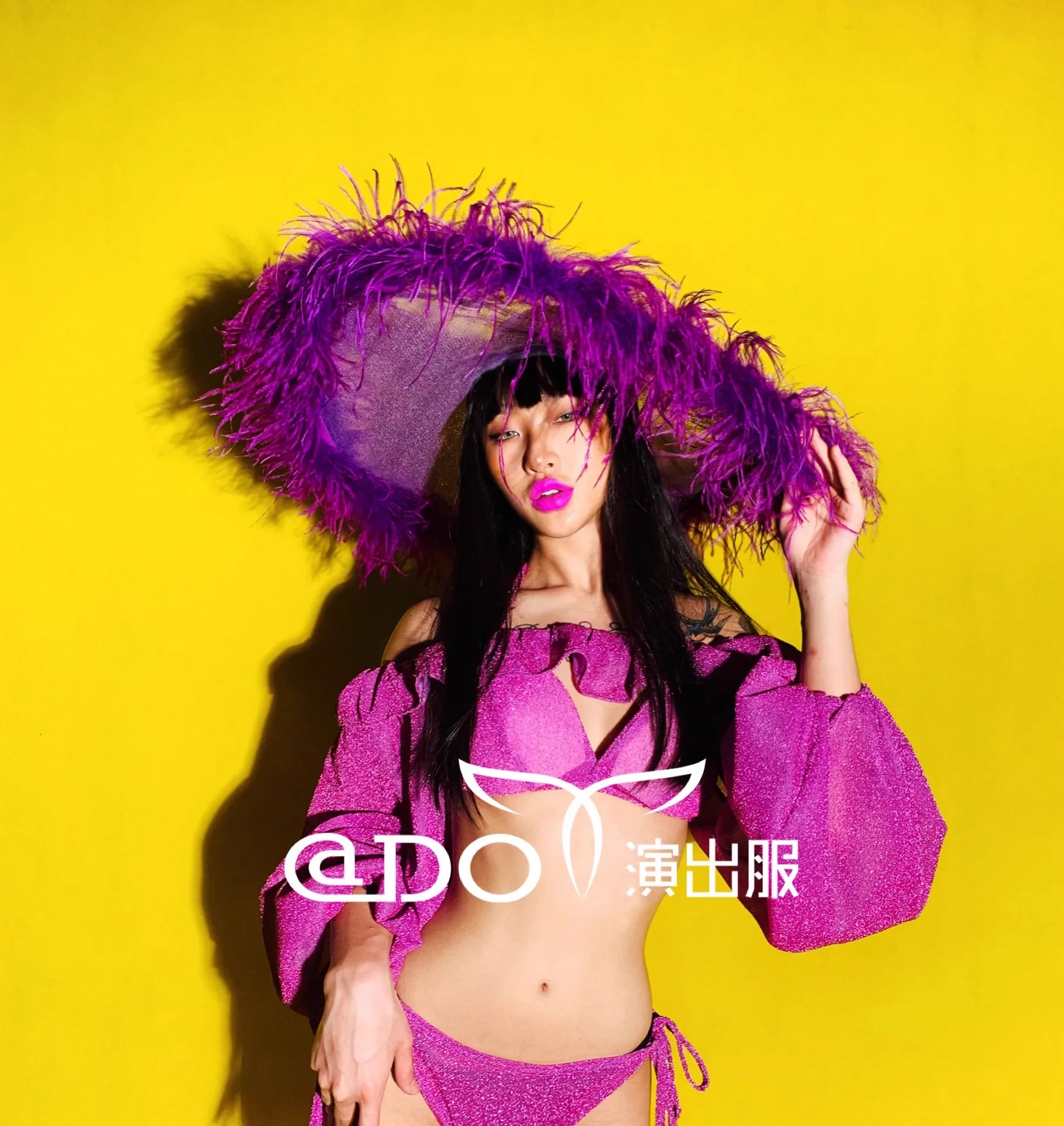 Большая увеличенная фиолетовая шляпа с перьями бикини рукавами-пузырями одежда