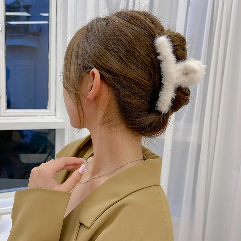 

Women Hair Claw Plush Clip Cute Korean Fall Winter Solid Elegant Acrylic Furry Accessories Girls Faux Fur Hair Clamp Claw Clip