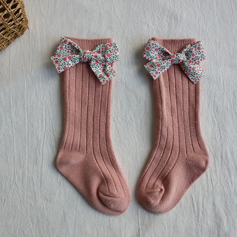Носки для маленьких девочек с цветочным принтом и бантом, длинные носки до колена для малышей, мягкие хлопковые детские носки в полоску, стиль принцессы для детей