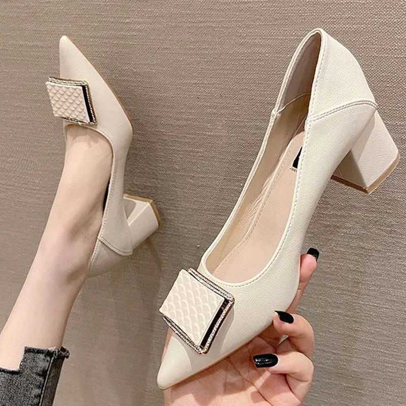 

Туфли-лодочки женские на квадратном каблуке 5 см с острым носком