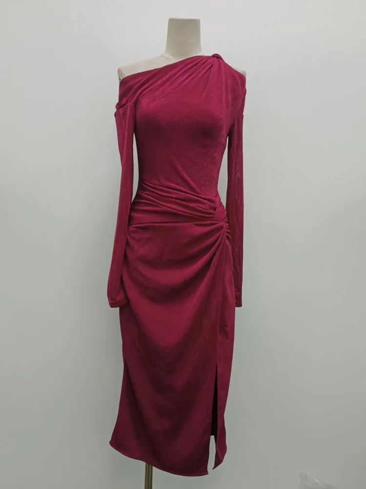 Женское платье трапециевидной формы с диагональным воротником и открытыми