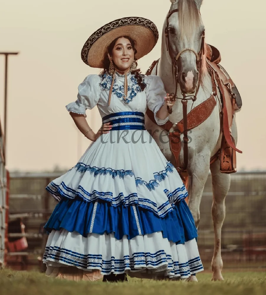 Фото Folklorico Синее мексиканское платье для выпускного вечера 2025 Многоуровневое кружевное вечернее платье в стиле Осакан с оборками и коротким рукавом для карнавальной вечеринки по индивидуальному заказу №1