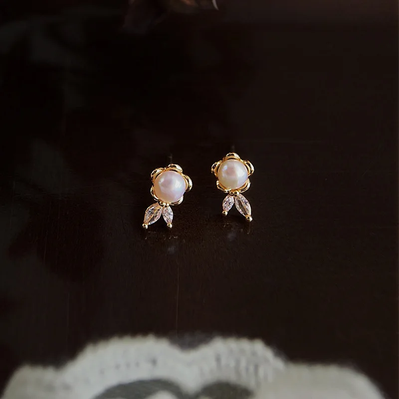 Маленькие женские серьги-гвоздики с жемчугом и цирконом