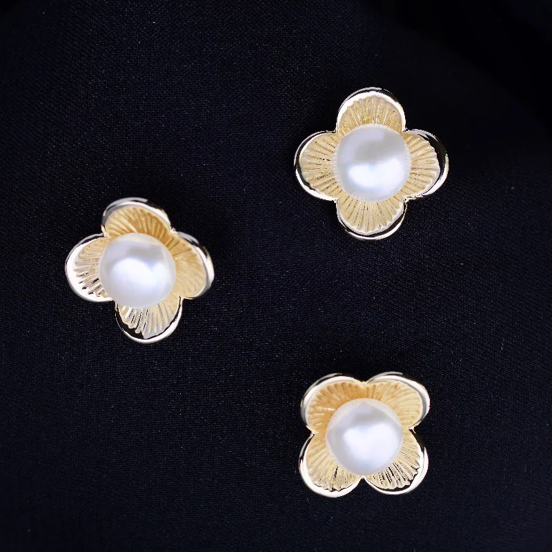 

Copper inlaid zircon retro golden flower collar pin temperament anti-lighting buckle creative small pin decorative buckle female