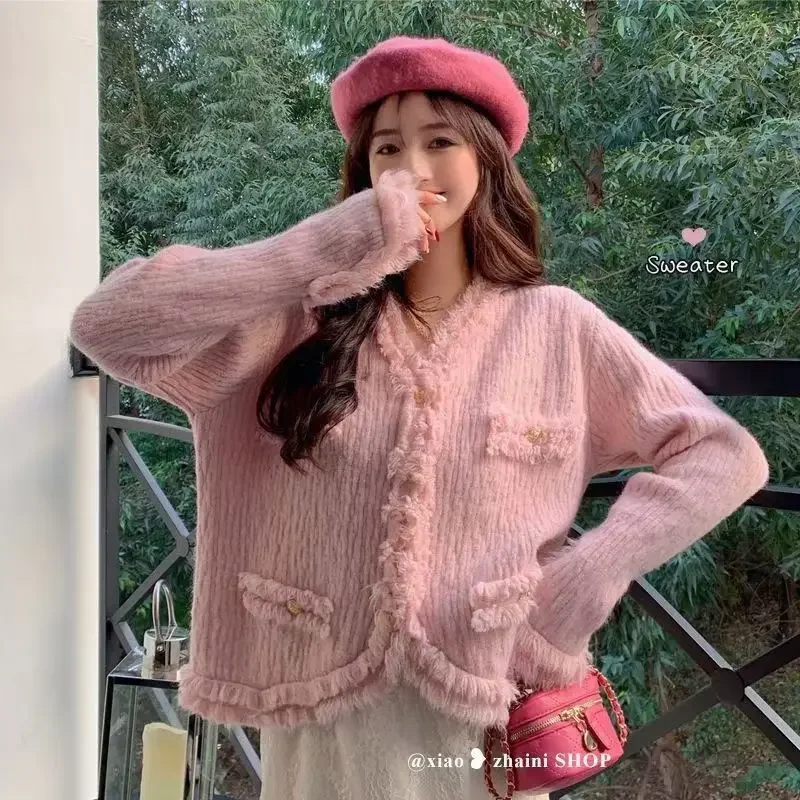 Маленький очаровательный вязаный кардиган зеленого цвета с V-образным вырезом