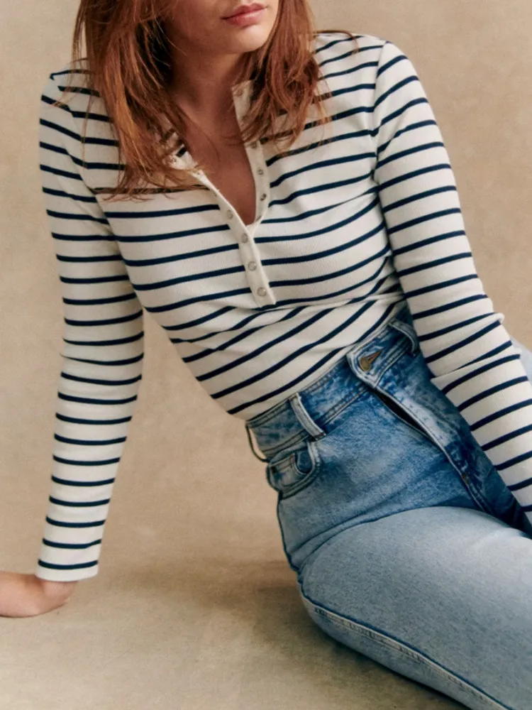 Женская облегающая футболка в полоску черная однобортная тянущаяся с длинным