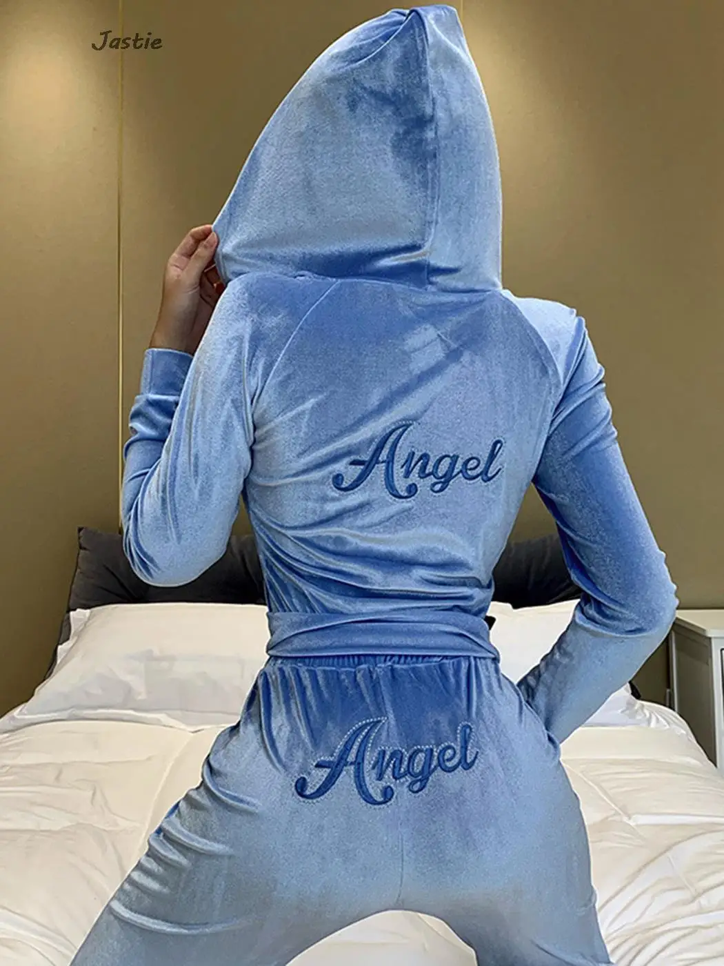 Женский бархатный костюм с капюшоном комплект из двух предметов вышитыми