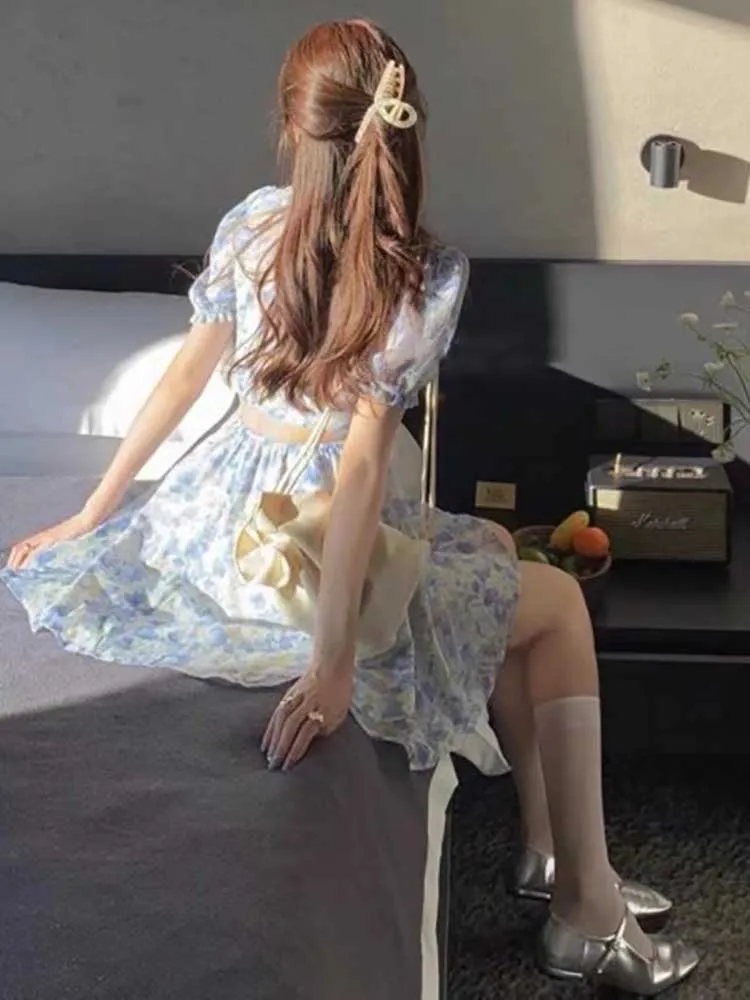 

Мини-платье женское с рукавами-фонариками и цветочным принтом