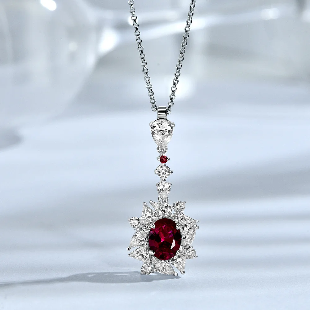 Серебряное ожерелье с бриллиантами в форме яйца