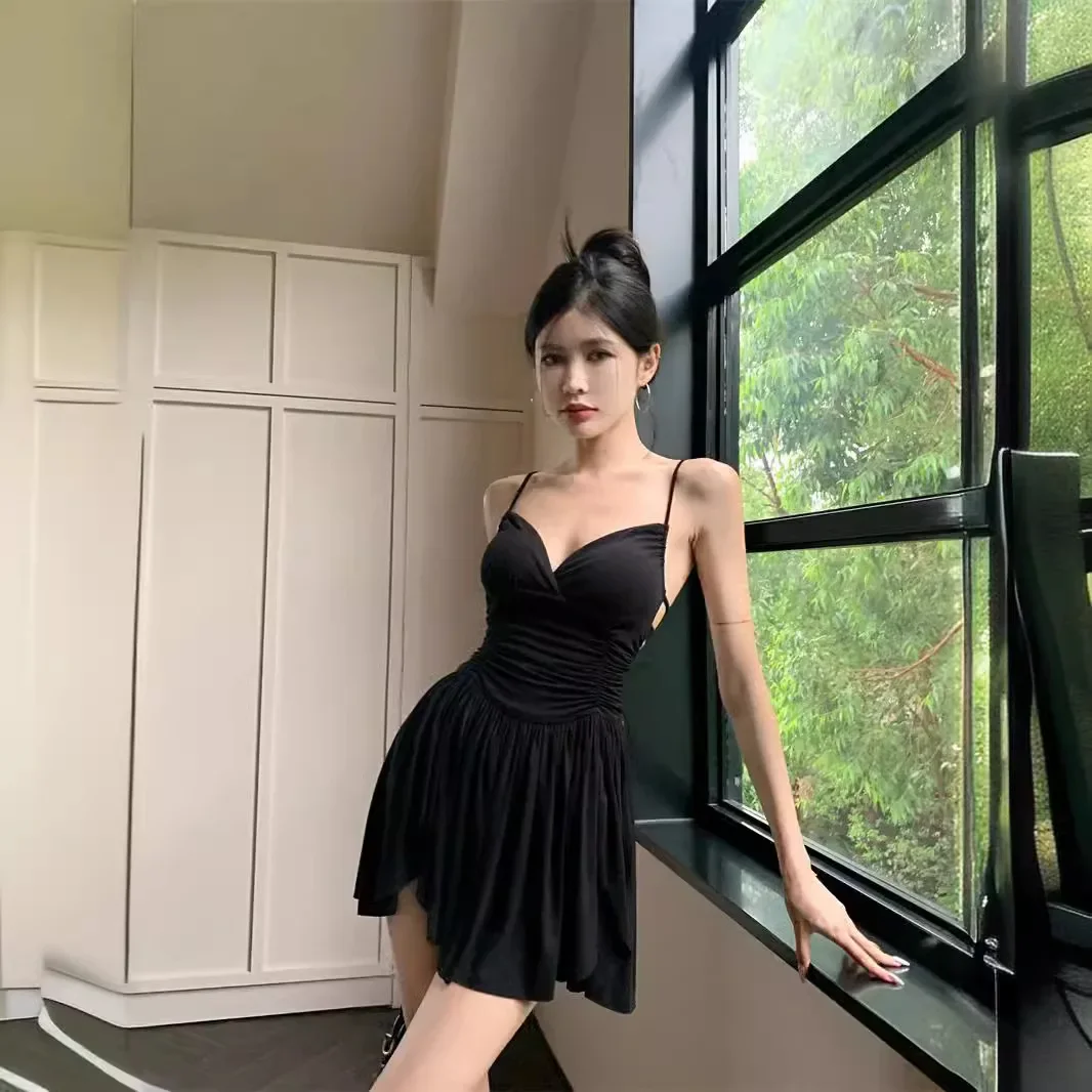 Женское платье с открытой спиной V-образным вырезом и горловиной