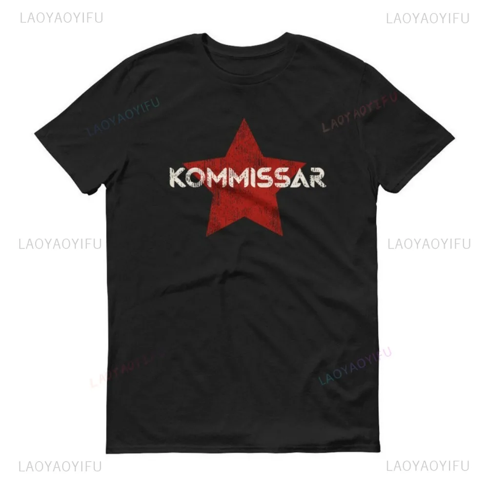 Фото KOMMISSAR Хлопковая футболка с винтажным принтом в стиле милитари, тексты песен 80-х, Der Kommissar, ретро, винтажная, KGB SPY, немецкая, русская, красная звезда №1