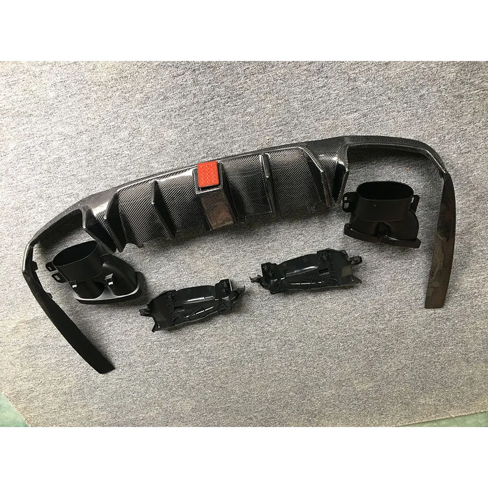 Автомобильная модель с наконечниками глушителя выхлопной трубы из нержавеющей