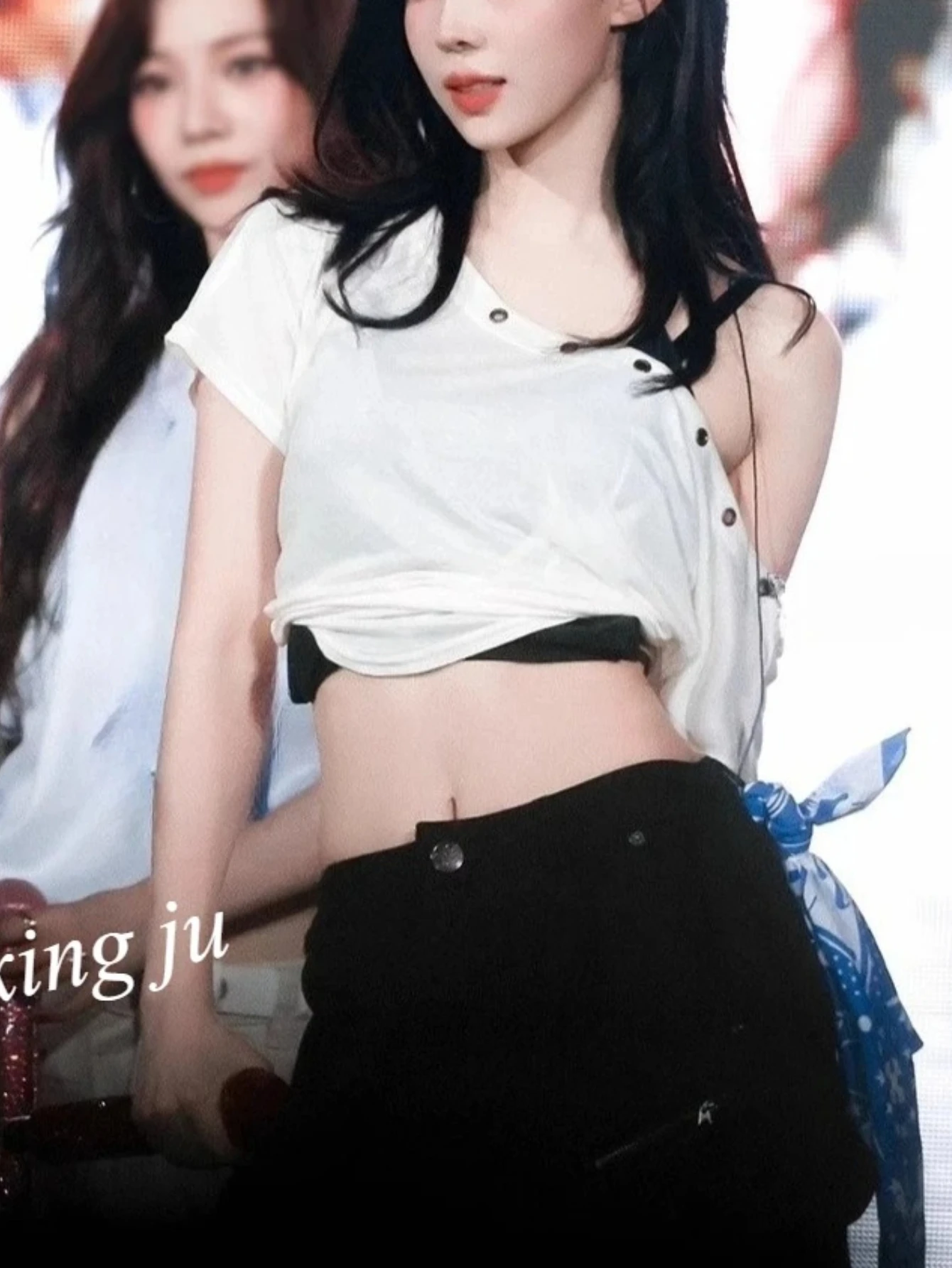 Фото Корейская футболка K-pop для певиц, белая, с асимметричным вырезом на плечах, черные свободные шорты, женский костюм для джазовых танцев, сценическая одежда №1