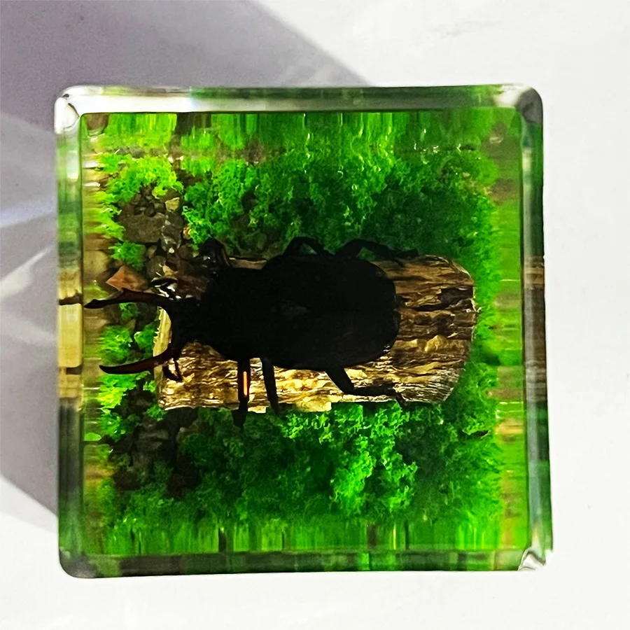 Фигурка скорпиона из прозрачной смолы