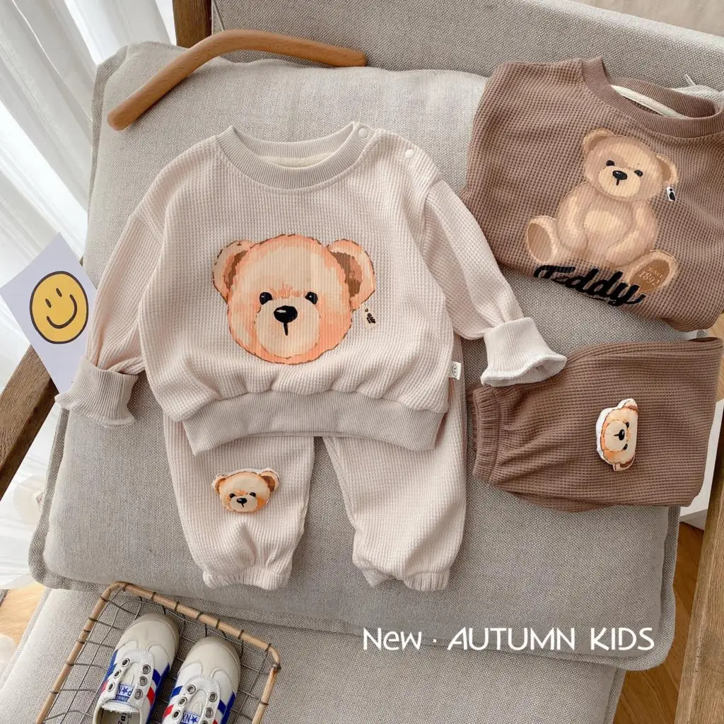 

2023 Korean Baby Boys Spring Autumn Clothes Set Patched Bear Toy Jogger Pants Suit Printed Bear Waffle Toddler Boys Outfit