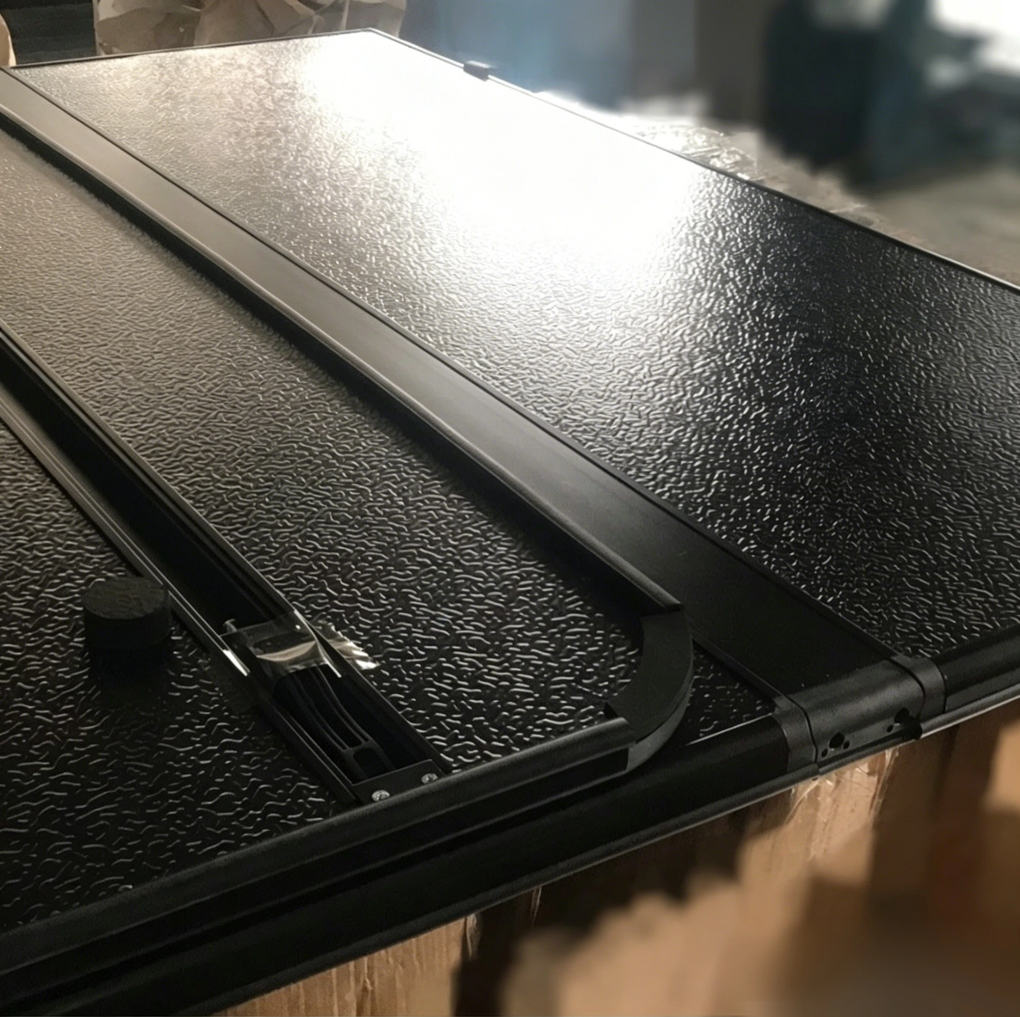 Крышка кузова YIQI Hard Tri-Fold для пикапа, складная, черная, с гарантией 3 месяца (art.: 3920db0addabb) - 3920db0addabb