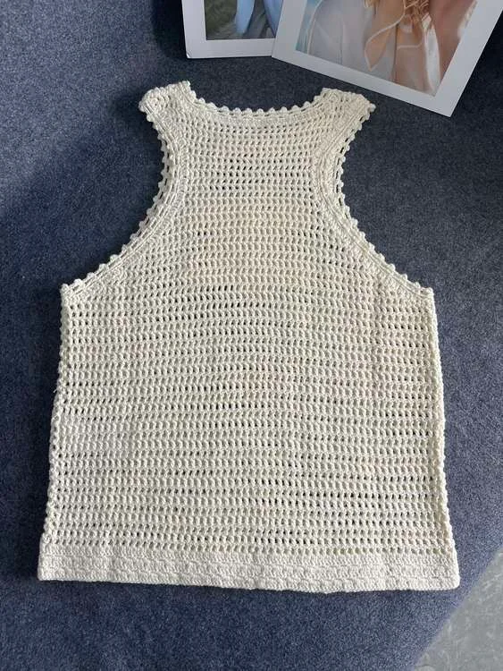 

125021 125022 Fashion Classic Trendy Luxury Design Women Summer Hand Crocheted Logo Hollow Round O Neck I-shaped Vest Tank Top