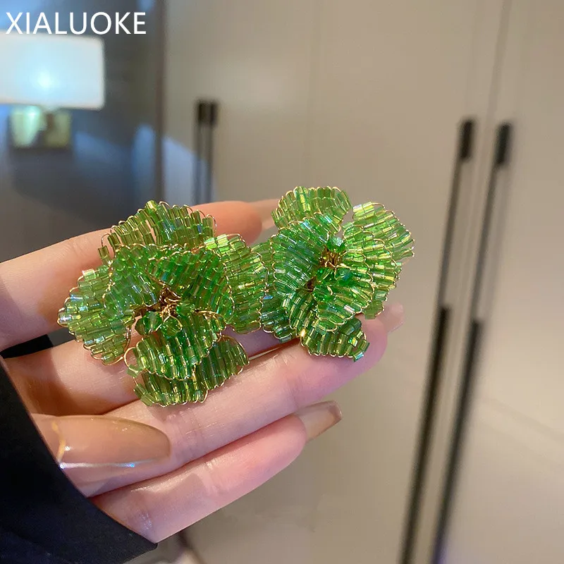 

Женские Геометрические серьги-гвоздики XIALUOKE, Украшенные бусинами и зелеными цветами, Модные Акриловые серьги с кристаллами, ювелирное изде...