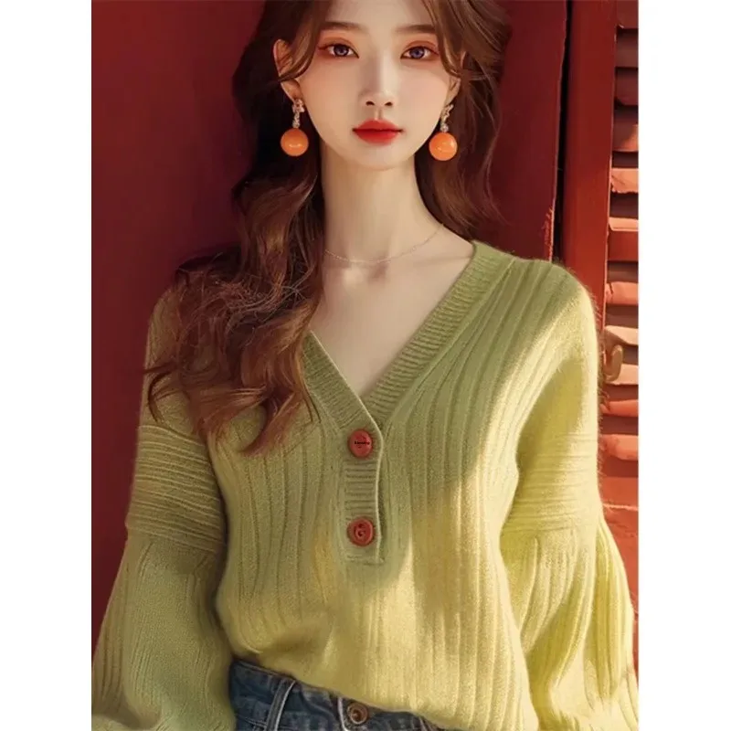 Новинка 2024 женский свитер стильный уменьшающий возраст зеленый вязаный с
