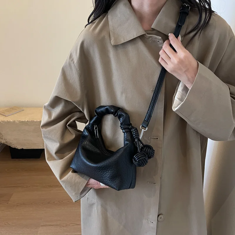 2024Маленькая сумка-тоут из искусственной кожи с кулоном в виде горошка