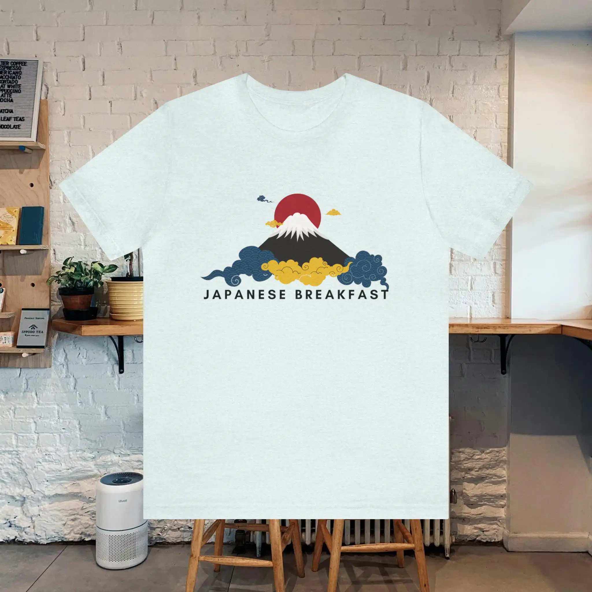 Футболка с изображением японского завтрака и вулкана