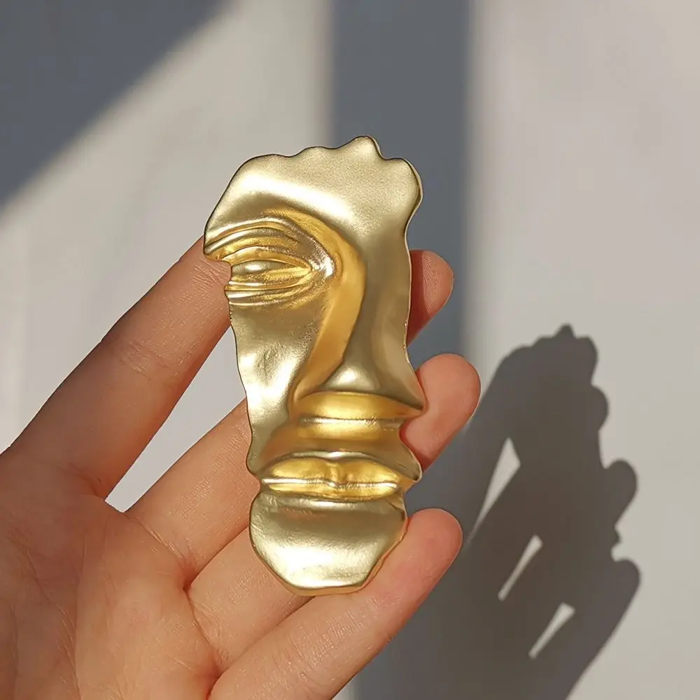 

Exaggerated Brooches for Women Gold Color Metal Half Human Face Brooches Western Accessories Personality Pins