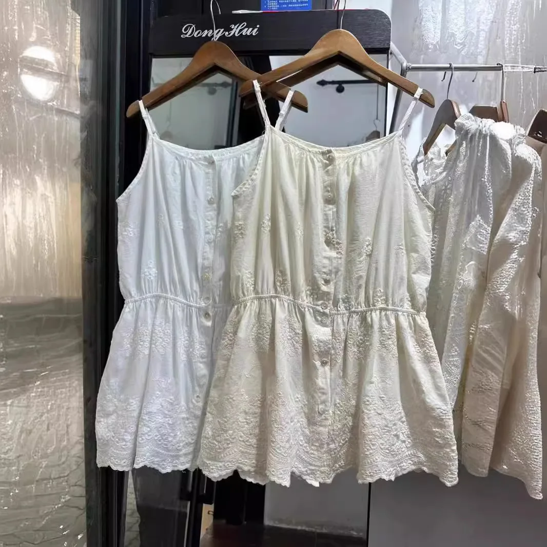 Женский жилет на пуговицах с вышивкой без рукавов