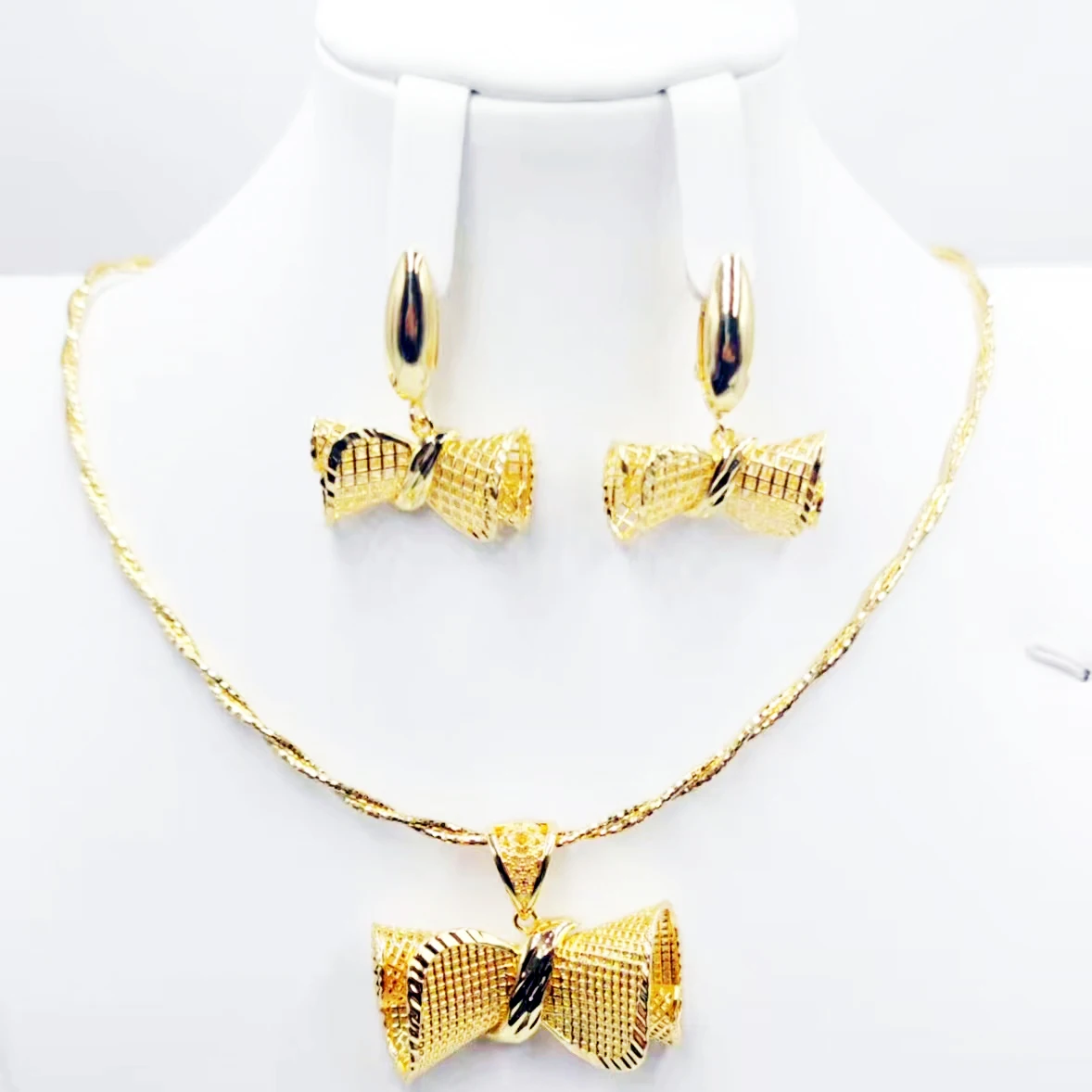 

Fashion Stud Earrings Necklace Set Gold Colour Plated Necklace Earring Set Beautiful Fashion Trend Sweet Romantic Party Wedding