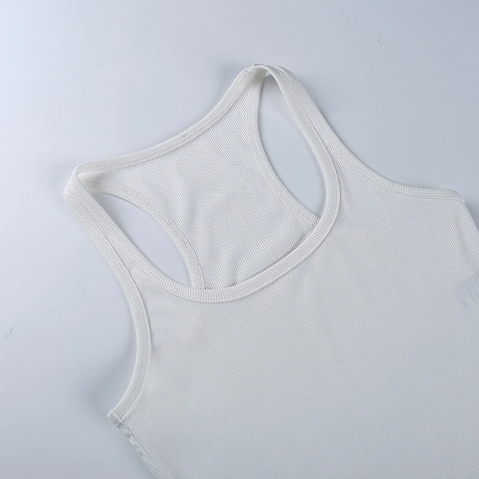 Женское боди без рукавов с глубоким вырезом и открытыми плечами |