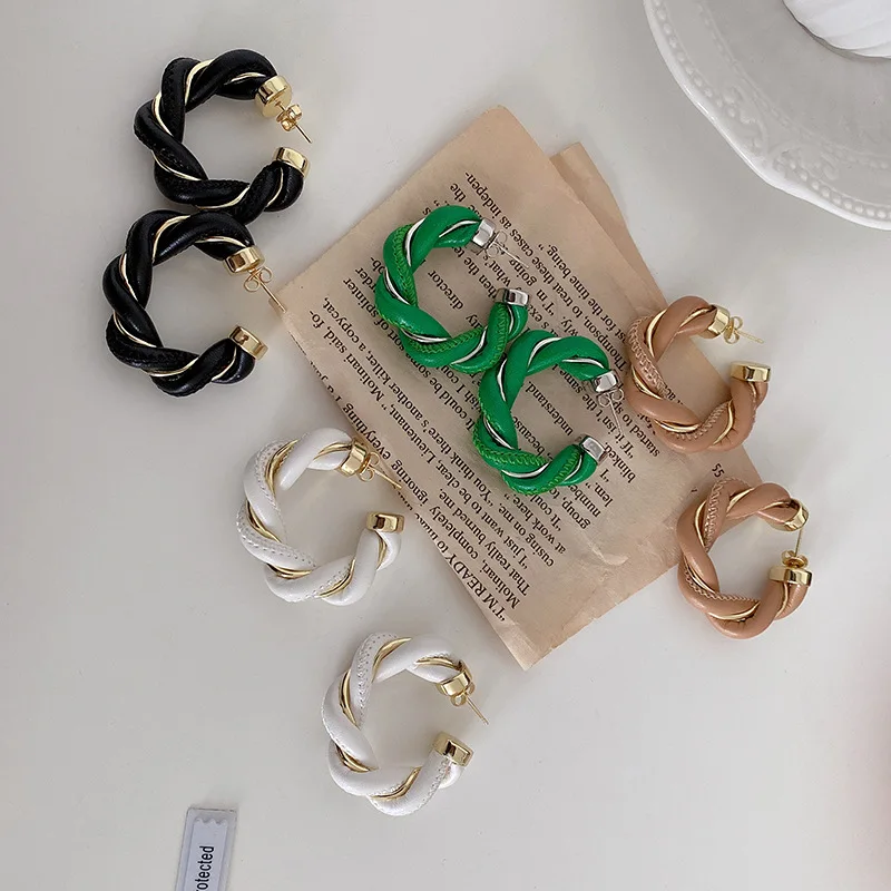 

Korea Temperament Twisted C Shape Leather Earrings for Women 2022 Green Black White Khaki Circle Open Hoop Earrings Oorbellen