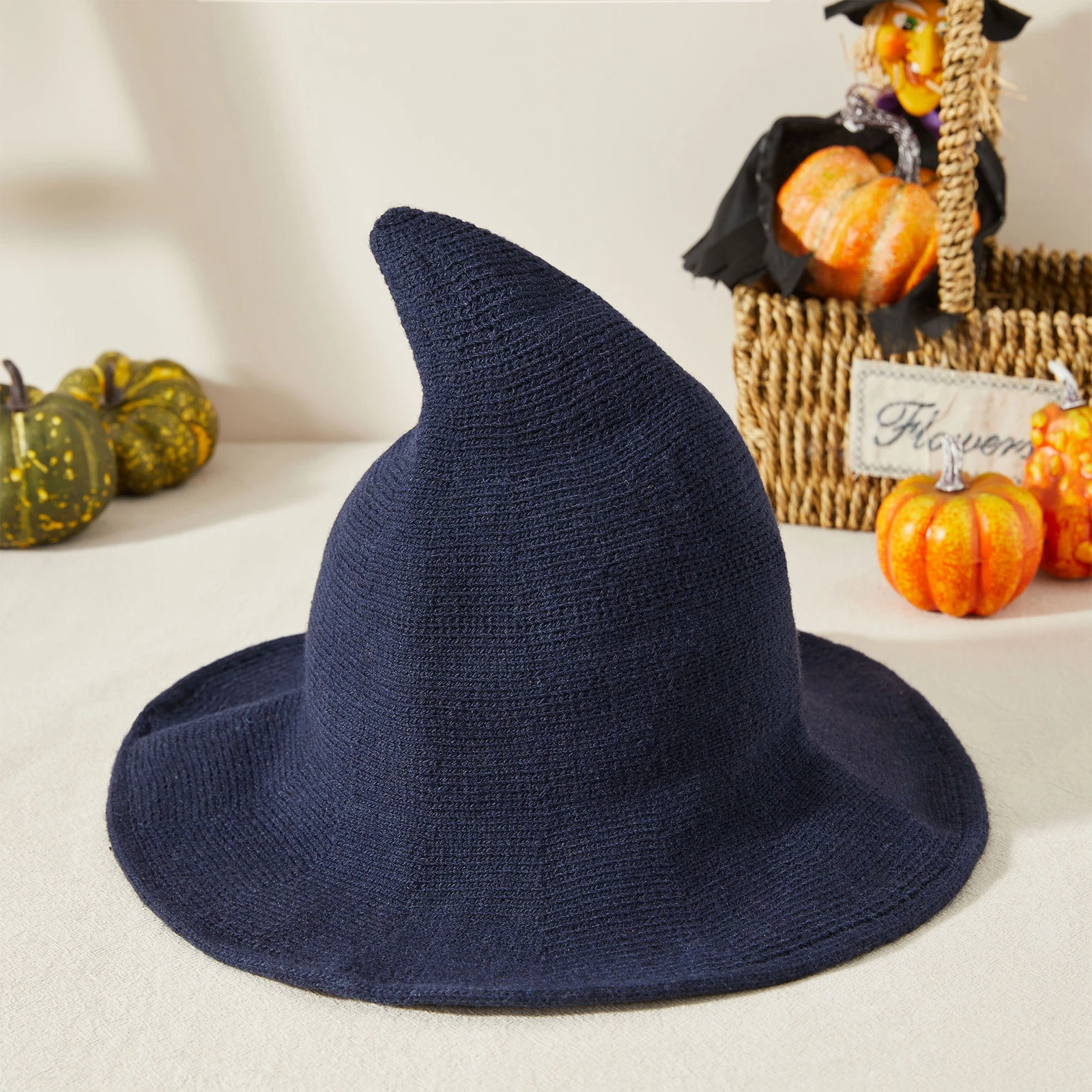 Остроконечная шапка. Вязаная шляпа ведьмы. Островерхая шапка. Остроконечные плоские шапки. Серый берет англия.